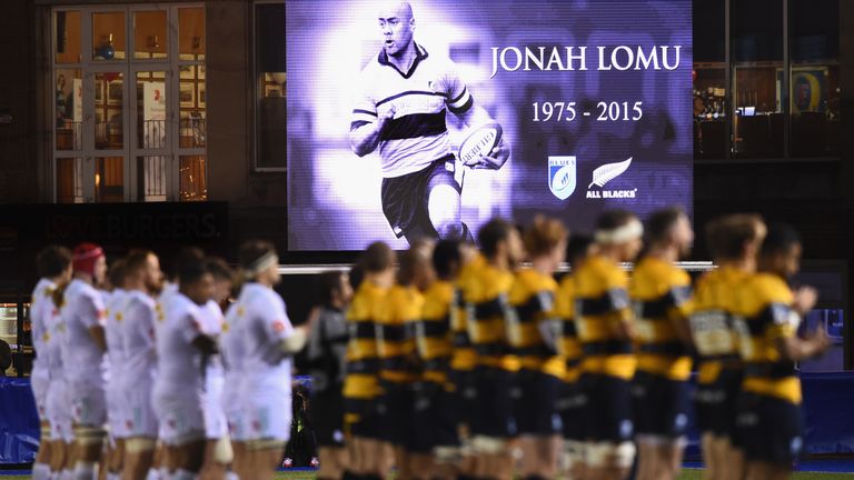  Cardiff and Harlequins players participate in a minute's applause for former All Blacks and Cardiff player Jonah Lomu