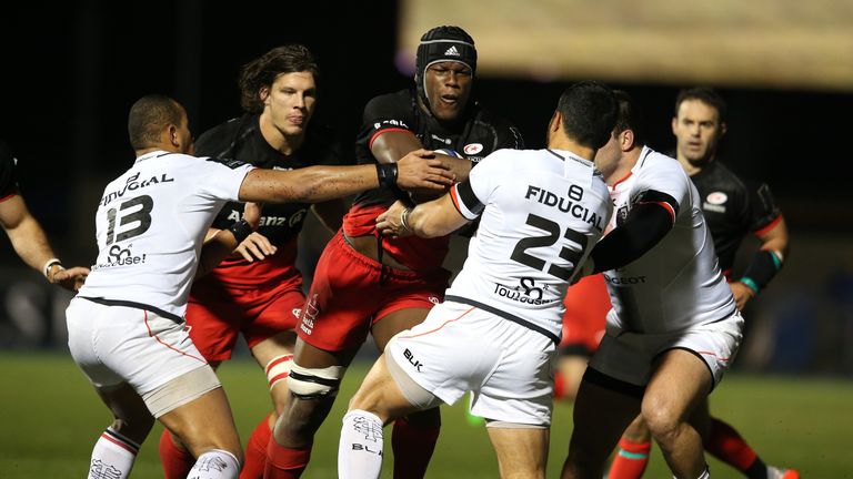 Saracens lok Maro Itoje is tackled by Toulouse duo Yann David (R) and Gael Fickou