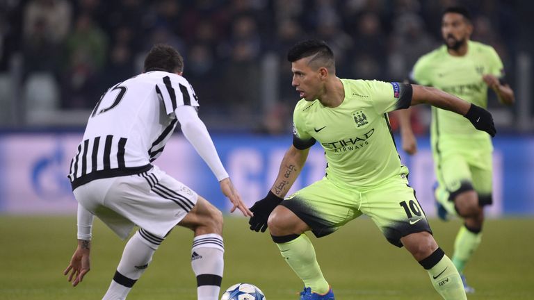 Juventus' Italy Andrea Barzagli (L) vies with Manchester City's Sergio Aguero