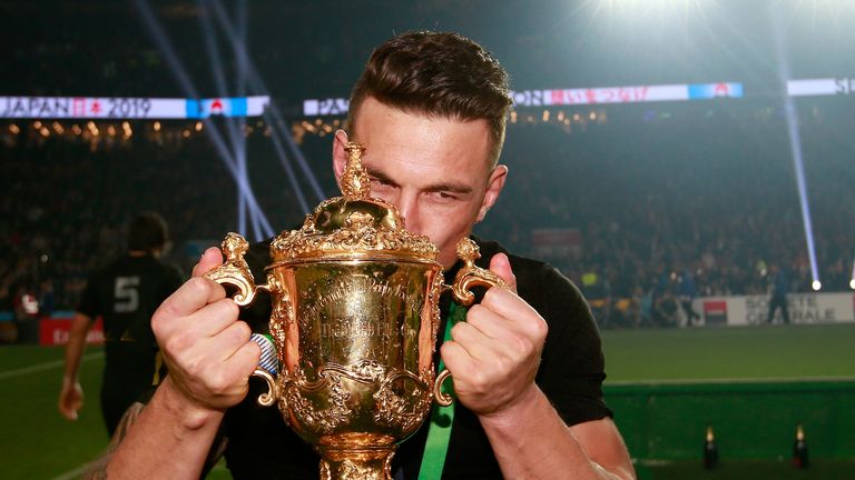 LONDON, ENGLAND - OCTOBER 31:  Sonny Bill Williams of New Zealand kisses the Webb Ellis Cup after victory in the 2015 Rugby World Cup Final match between N