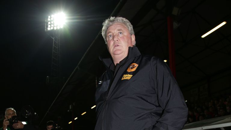 Hull City manager Steve Bruce during the Sky Bet Championship match against Brentford at Griffin Park, Brentford. 