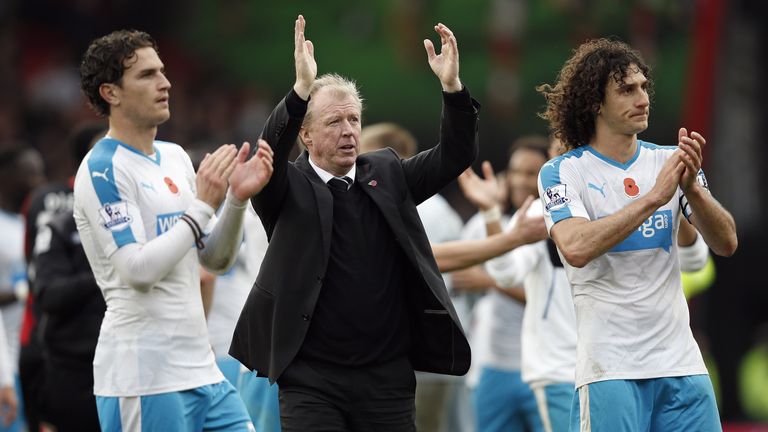 Steve McClaren (C) applauds the fans following the Premier League football match between Bournemouth and Newcastle United
