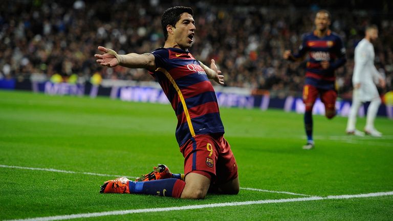 MADRID, SPAIN - NOVEMBER 21:  Luis Suarez of FC Barcelona celebrates after scoring his team's 4th goal during the La Liga match between Real Madrid and Bar