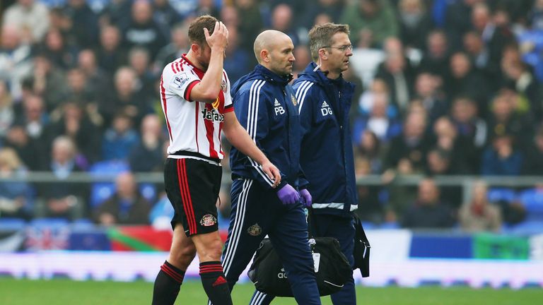 Sunderland midfielder Lee Cattermole leaves the pitch during the game against Everton