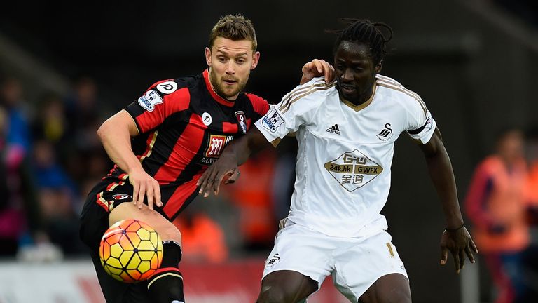 SWANSEA, WALES - NOVEMBER 21:  Bournemouth player Simon Francis (l) challenges Eder of Swansea during the Barclays Premier League match between Swansea Cit