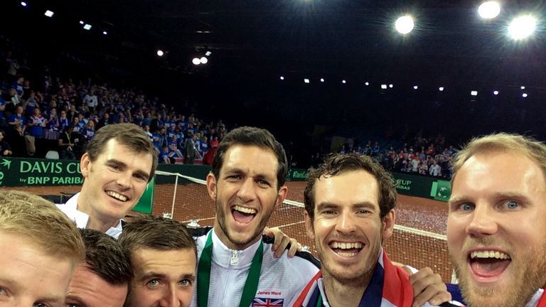 Andy Murray, Jamie Murray, Dan Evans, Kyle Edmund, James Ward, Dom Inglot and Captain Leon Smith take a selfie