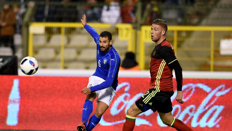 BRUSSELS, BELGIUM - NOVEMBER 13:  Antonio Candreva of Italy (L) and Toby Alderweireld of Belgium compete for the ball during the intermational friendly mat