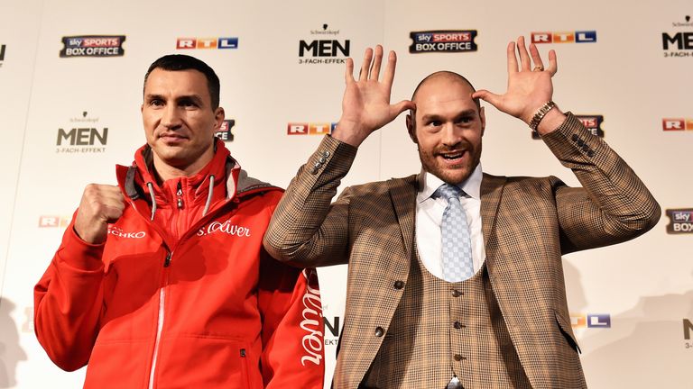  Tyson Fury jokes next to Wladimir Klitschko