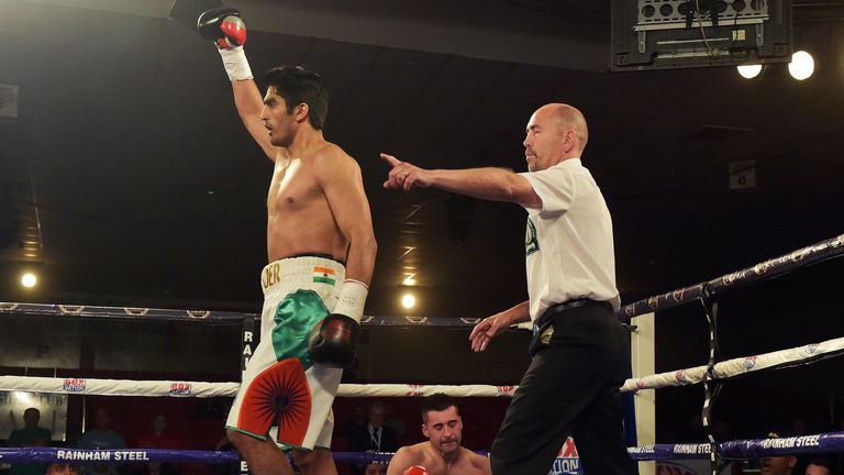 Vijender Singh floors Dean Gillen in Dublin