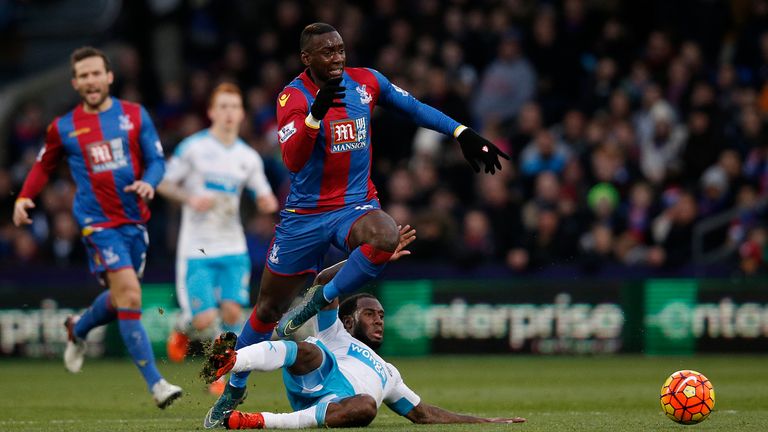 Newcastle United's Vurnon Anita (R) tackles Crystal Palace's Yannick Bolasie 