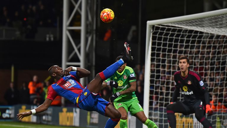 Crystal Palacemidfielder Yannick Bolasie (L) tries an overhead kick