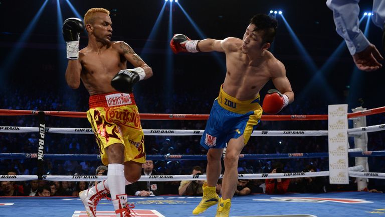 Thailand's Amnat Ruenroeng (L) fights against China's Zou Shiming