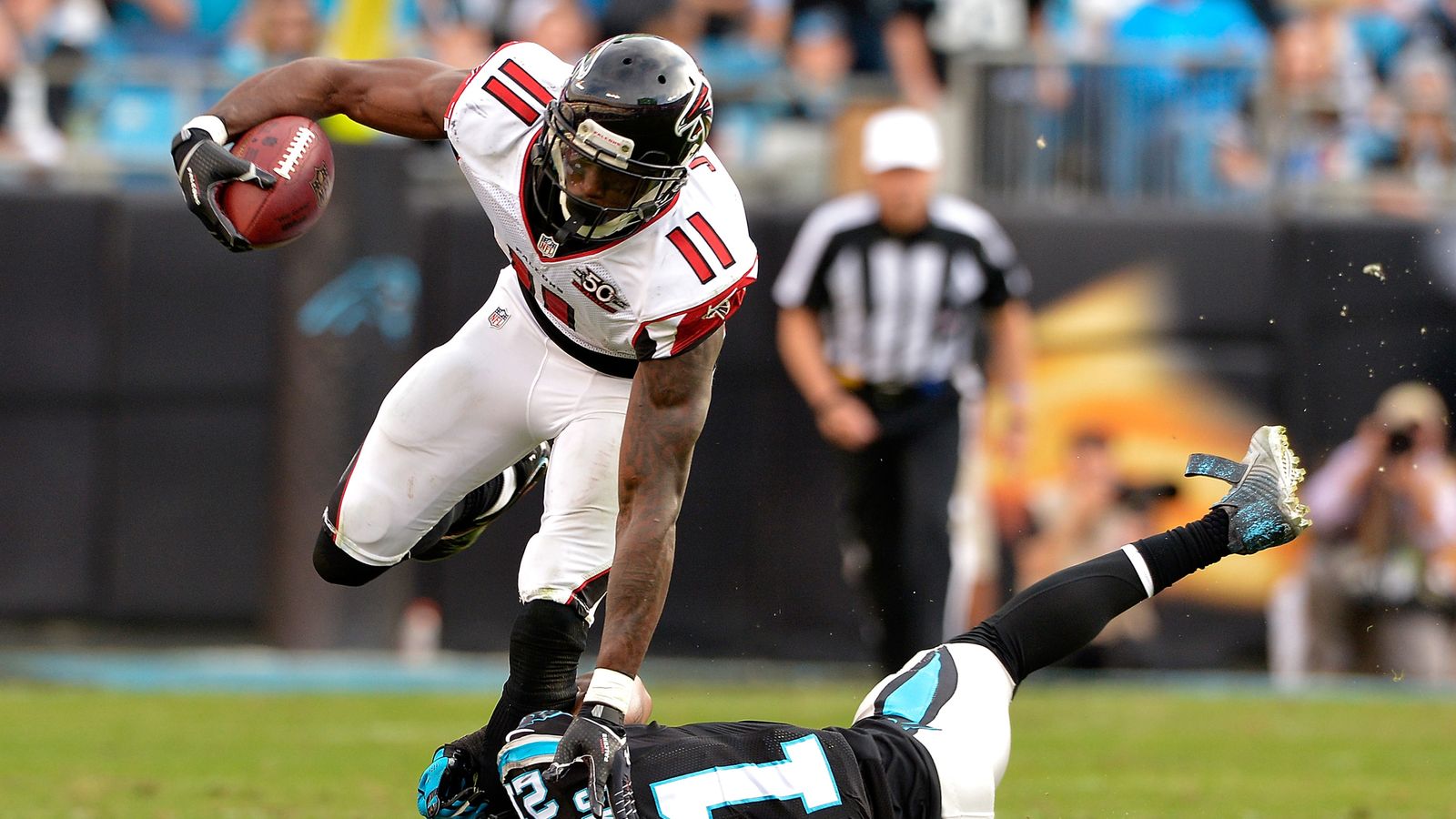 Julio Jones breaks big tackles in stunning run for Atlanta Falcons