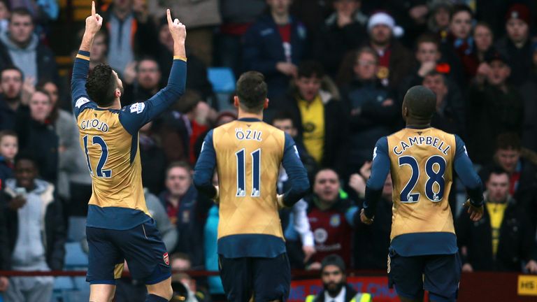 Arsenal's Olivier Giroud (left) celebrates 