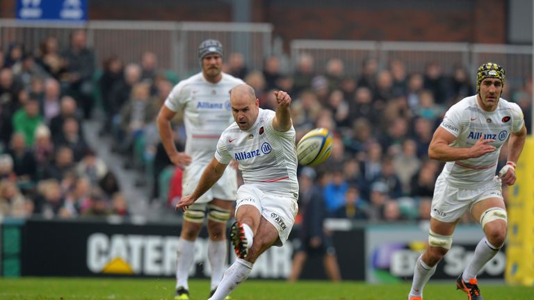 LEICESTER, ENGLAND - NOVEMBER 16:  Charlie Hodgson of Saracens kicking a penalty during the Aviva Premiership match between Leicester Tigers and Saracens a