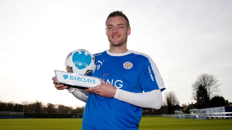 Jamie Vardy poses with the Barclays Player of the Month award 