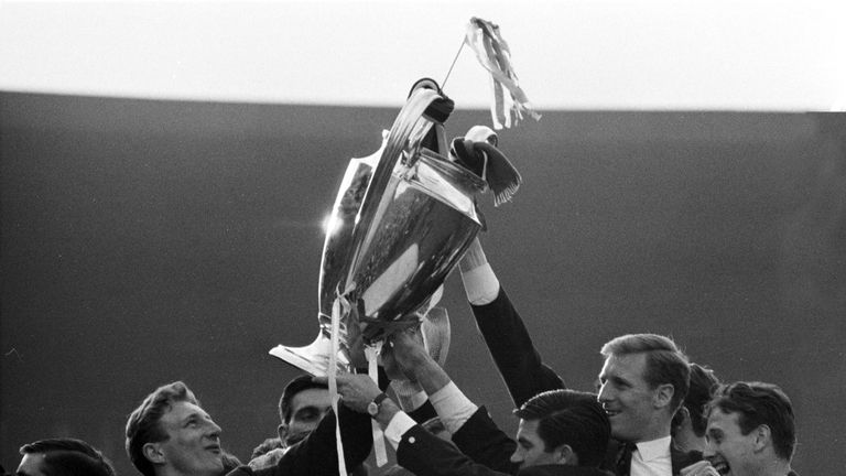 Des joueurs celtiques ravis montrent la Coupe d'Europe 1967 à leurs fans.