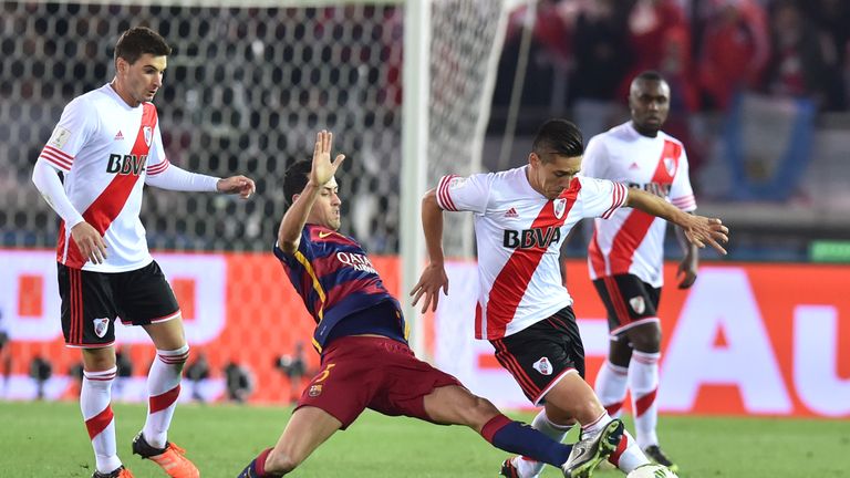  Matias Kranevitter (right) and Sergio Busquets (left) compete for the ball