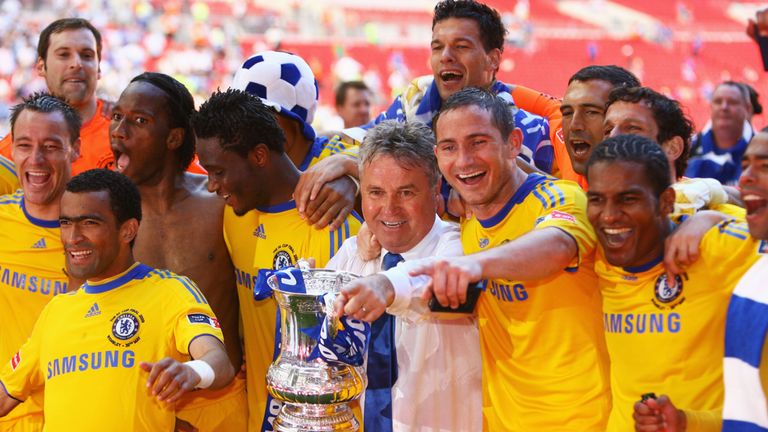 Guus Hiddink celebrates with Chelsea's players after winning the 2009 FA Cup