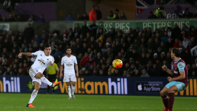 Swansea City's English midfielder Jack Cork (L) takes an unsuccessful shot 