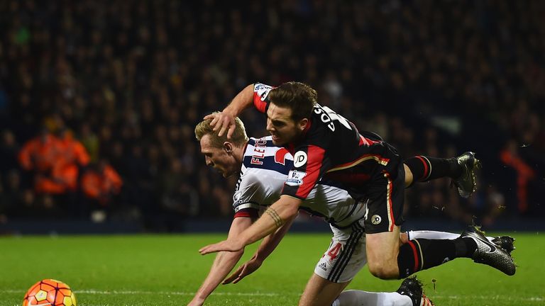 Mike Dean awarded a penalty for Darren Fletcher's foul on Dan Gosling.