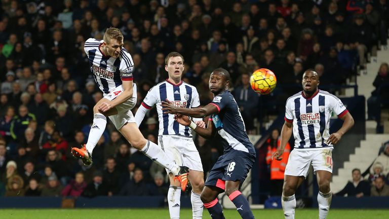 Darren Fletcher (L) of West Bromwich Albion heads the ball to score his team's first goal against Newcastle