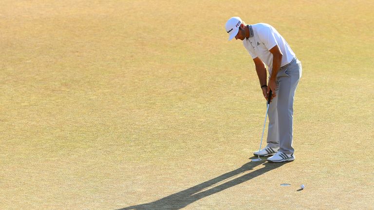  Dustin Johnson of the United States watches a missed birdie putt on the 18th green during the final round of the 115th U.S. Open 