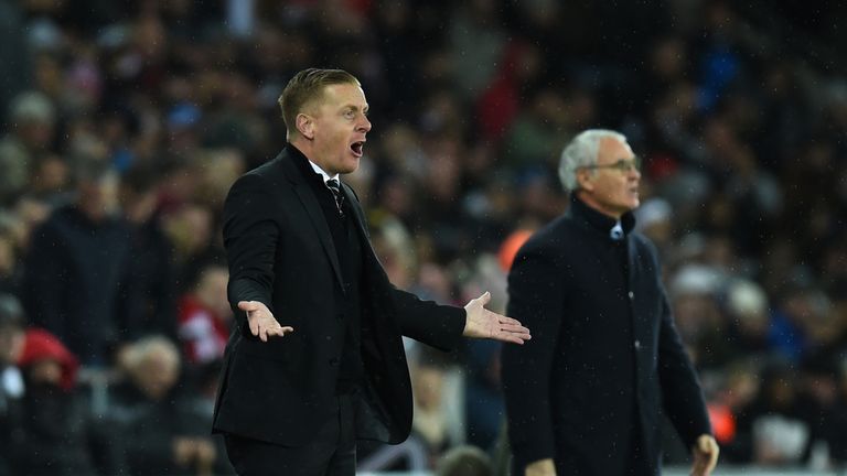 Swansea manager Garry Monk (l) reacts during the match against Leicester City 