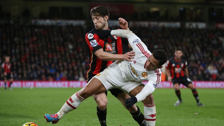 Memphis Depay and Harry Arter battle for the ball