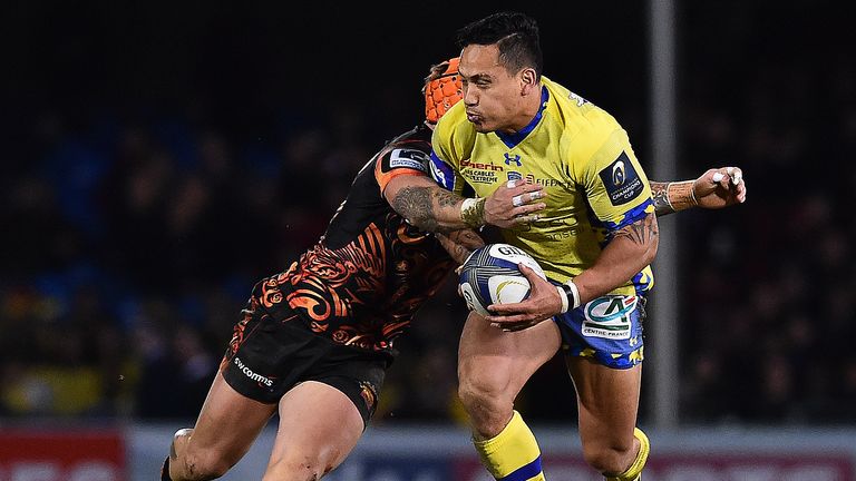 Clermont's New Zealand centre Hosea Gear (R) is tackled by Exeter's Jack Nowell