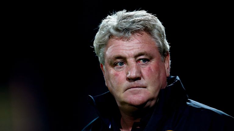 Steve Bruce watched his Hull side lose ground to Derby County