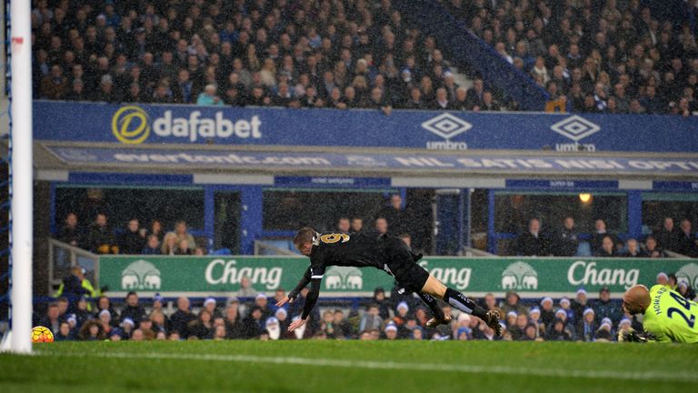 Jamie Vardy is brought down in the penalty area by Everton's Tim Howard - Riyad Mahrez makes it 2-1 from the spot 