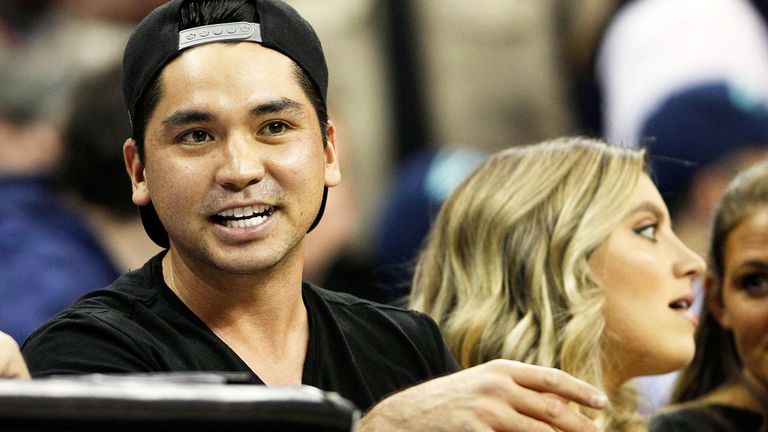 Jason Day and wife Ellie sitting court-side before the insident