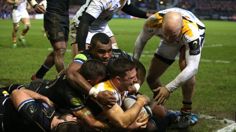 BATH, ENGLAND - DECEMBER 19:  Jimmy Gopperth of Wasps holds off the Bath defence to score a try during the European Rugby Champions Cup match between Bath 