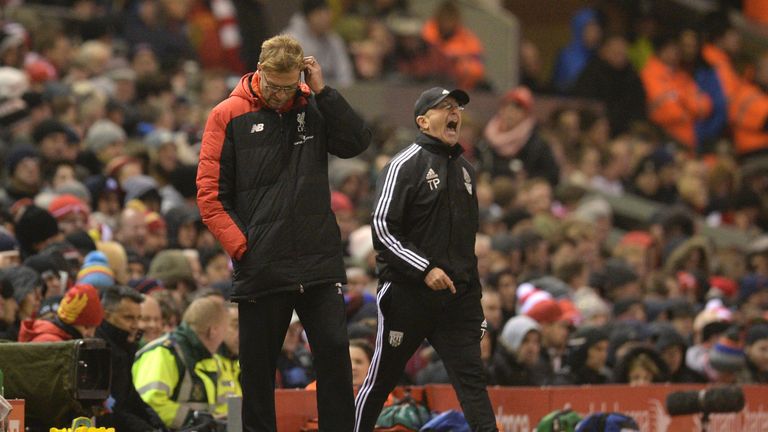 Tony Pulis (R) shouts next to Jurgen Klopp (L)