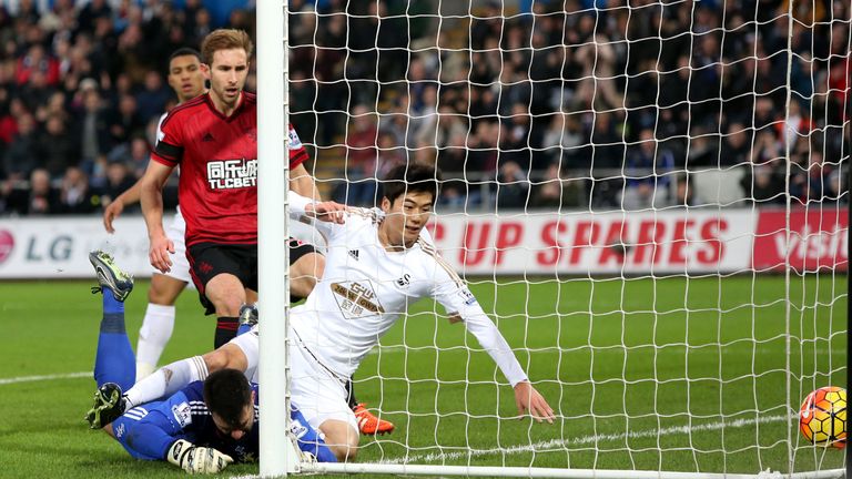 Ki Sung-Yueng of Swansea City scores against West Bromwich Albion 