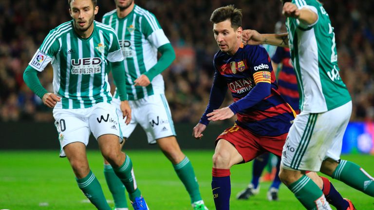 Barcelona's forward Lionel Messi (R) runs for the ball