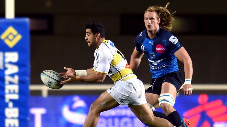 La Rochelle's Australian centre Malietoa Hingano (L) passes the ball  during the French Top14 rugby union match between Montpellier and La Rochelle