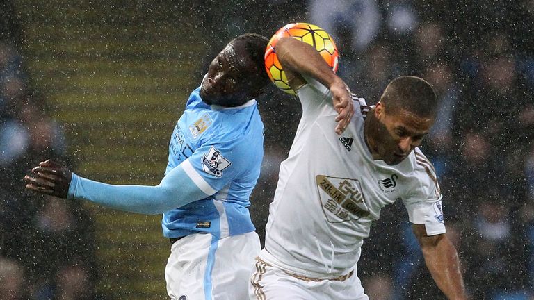 Manchester City's French defender Bacary Sagna (L) vies with Swansea City's English midfielder Wayne Routledge (