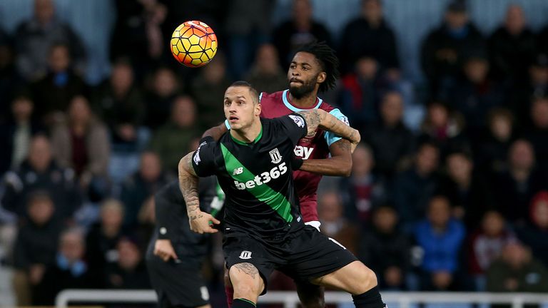 Marko Arnautovic and Alex Song only have eyes for the ball