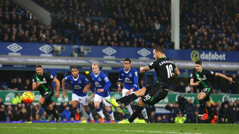 Marko Arnautovic scores Stoke City's winning goal from the penalty spot during their match against Everton to make it 3-4