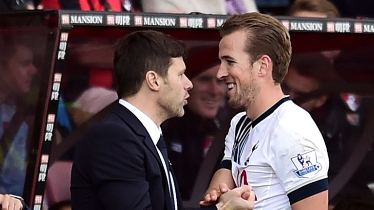 Tottenham Hotspur's Harry Kane shakes hands with manager Mauricio Pochettino 
