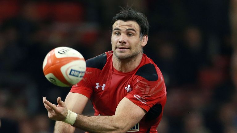 Wales scrum-half Mike Phillips has announced his retirement from internationmal rugby.