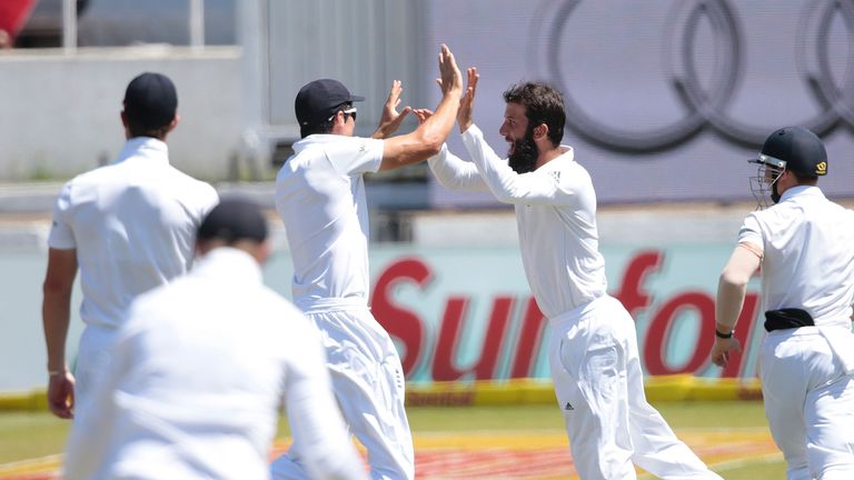 England's bowler Moeen Ali (R) and Captain Alastair Cook (L) celebrate after dismissing South African batsman AB 