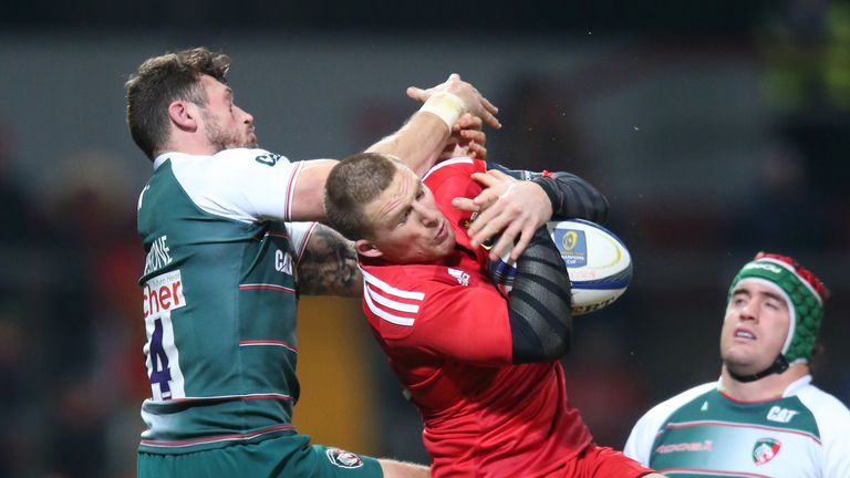 Andrew Conway of Munster attempts to catch the ball as Adam Thompstone challenges during the European Rugby Champions Cup