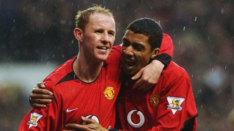 Nicky Butt and Kleberson celebrate goal in match between Manchester United and Everton at Old Trafford on December 26, 2003