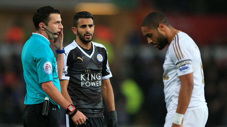 Match referee Michael Oliver (left) speaks to Leicester City's Riyad Mahrez (centre) and Swansea City's Ashley Williams during the Barclays Premier League 