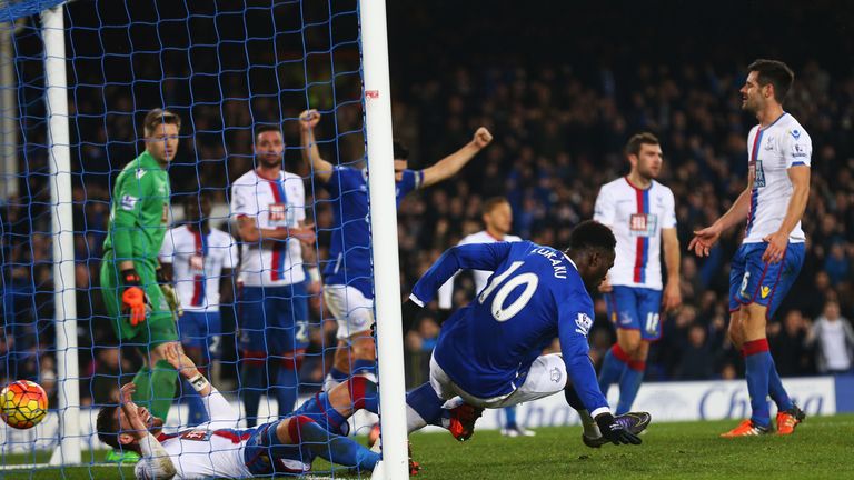 Romelu Lukaku of Everton scores the equalising goal against Crystal Palace