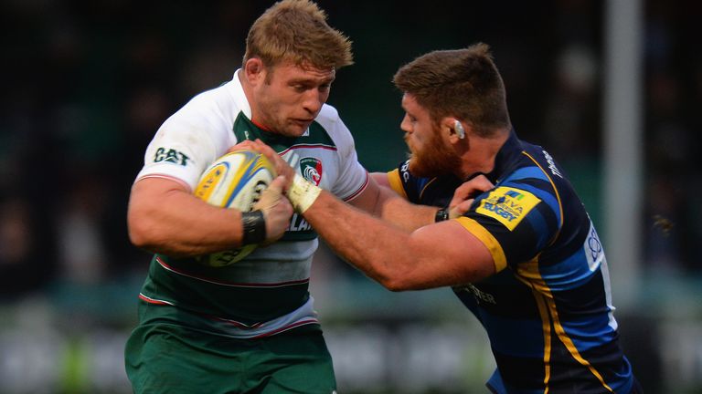 Leicester hooker Tom Youngs is tackled by Darren Barry of Worcester Warriors