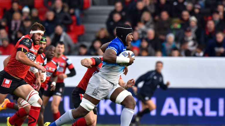 Saracens' English lock Maro Itoje runs with the ball during the European Rugby Champions Cup pool rugby union match between Oyonnax and Saracens
